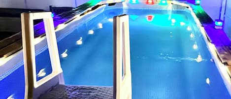 Lämmitetty uima-allas