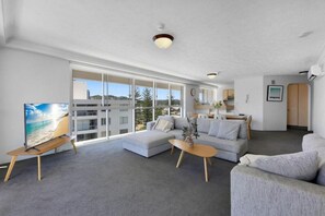 Apartamento, 3 habitaciones, vistas al mar | Zona de estar | Smart TV de 55 pulgadas con canales digitales