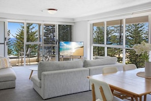 Appartement, 3 chambres, vue océan | Coin séjour | TV connectée de 55 pouces avec chaßnes numériques