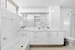 อพาร์ทเมนท์, 3 ห้องนอน, วิวทะเล | ห้องน้ำ