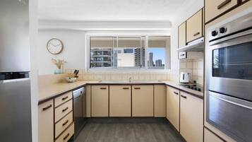 Apartamento, 3 quartos, vista para o oceano | Cozinha privada | Chaleira elétrica, torradeira