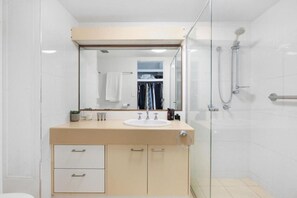 Apartment, 3 Schlafzimmer, Meerblick | Badezimmer