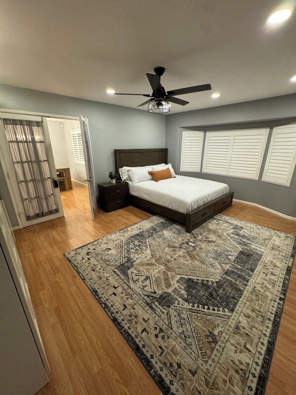 4 bedrooms, iron/ironing board, WiFi, bed sheets