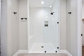 Shower, hair dryer, towels, shampoo - Villa Solara: EV Charger, Pool, Spa & PGA West Gym! (La Quinta)