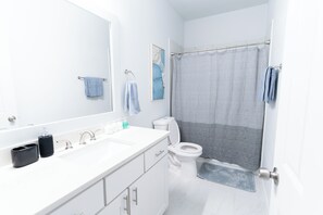Articles de toilette écologiques, serviettes fournies, savon, shampoing