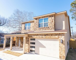 Exterior - Luxury Home Near Downtown Dallas – 3BR/3.5BA, Pet-Friendly, Fast WiFi (Dallas)