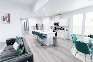 Interior - Luxury Home Near Downtown Dallas – 3BR/3.5BA, Pet-Friendly, Fast WiFi (Dallas)