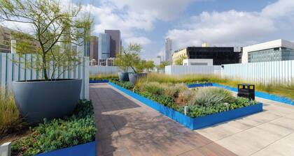 Lovely 3BR Apt w/ Balcony & Rooftop Pool + Views