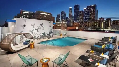 Lovely 3BR Apt w/ Balcony & Rooftop Pool + Views