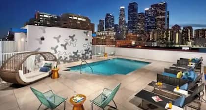 Lovely 3BR Apt w/ Balcony & Rooftop Pool + Views