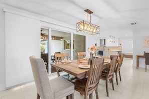 Dining - Heated Pool, Gulf Access, Dock, Tiki Hut - The Lucky Pelican - Roelens (Cape Coral)