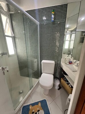 Secadora de cabello, bidet, toallas, jabón