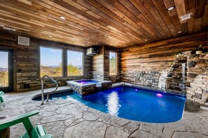 Una piscina cubierta, una piscina climatizada