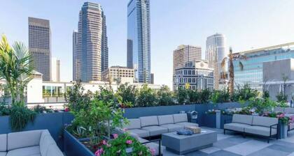 City Skyline Views 3-Bed High-rise Apartment w/Pool, Spa & Rooftop Views