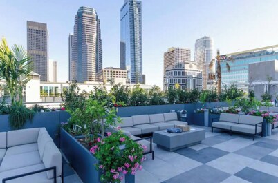 City Skyline Views 3-Bed High-rise Apartment w/Pool, Spa & Rooftop Views