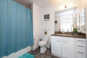 Haartrockner, Handtücher, Seife, Toilettenpapier