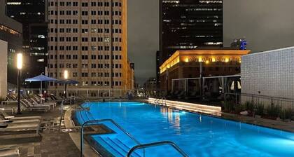 City Skyline Views 3-Bed High-rise Apartment w/Pool, Spa & Rooftop Views