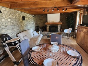 TV, fireplace - House for 4 people in the Boulonnais region, near Desvres and 20 km from Boulogne-Sur-Mer. (WIRWIGNES)
