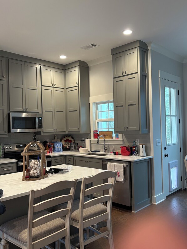 Réfrigérateur, micro-ondes, four, plaque de cuisson