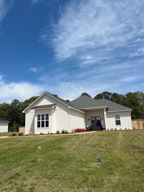 Exterior - Charming 3-bedroom house sleeps 8 and less than 4 miles to The Grove.free WiFi (Oxford)