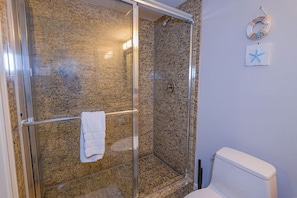 Secador de cabelo, toalhas de banho, sabonete, shampoo