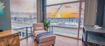 Boathouse Suite - CLE Flats River - Free Parking - 24/7 Gym