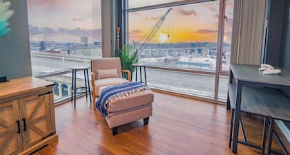 Boathouse Suite - CLE Flats River - Free Parking - 24/7 Gym