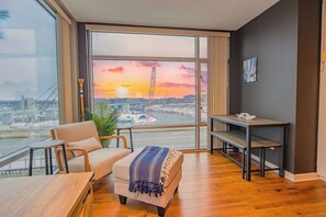 Smart TV - Boathouse Suite - CLE Flats River - Free Parking - 24/7 Gym (Cleveland)