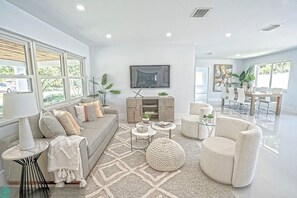 House | 3 bedrooms - Chic 3BR 2BA Getaway With Private Pool Oasis (Wilton Manors)