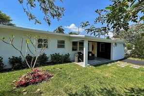 House | 3 bedrooms - Chic 3BR 2BA Getaway With Private Pool Oasis (Wilton Manors)