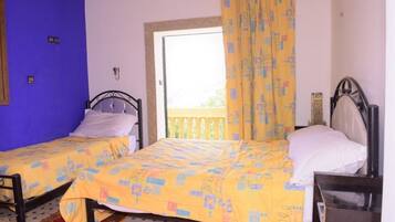 Kamar Triple Keluarga, pemandangan kebun | Tirai kedap cahaya, kedap suara, dan Wi-Fi gratis