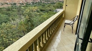 Un balcón con vista a un paisaje montañoso.