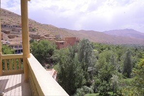 A balcony with a view of a mountainous landscape and a village. - Riad Toubkal D'Atlas Tifnoute (Toubkal)