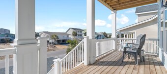 "Sandy Feet Retreat" a 4 Bedroom Home w/ PRIVATE POOL & PET FRIENDLY