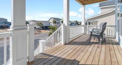 "Sandy Feet Retreat" a 4 Bedroom Home w/ PRIVATE POOL & PET FRIENDLY