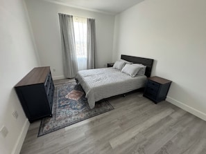 3 bedrooms, in-room safe, desk, iron/ironing board - Charming 3-bedroom house with WiFi and AC in Englewood build in 2025 (Port Charlotte)