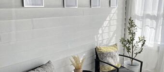 Black sheep cottage!
Charming 2-bedroom cottage in peaceful West Allis