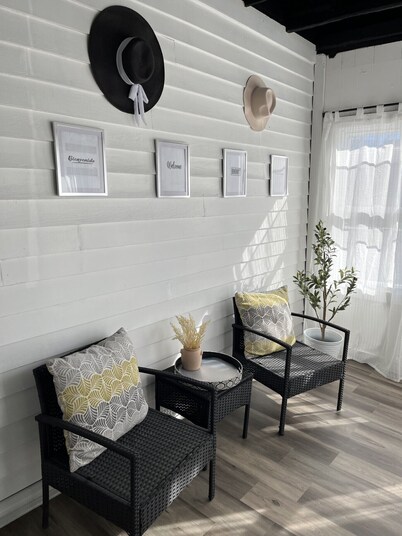 Black sheep cottage!
Charming 2-bedroom cottage in peaceful West Allis