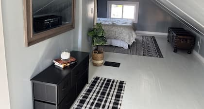 Black sheep cottage!
Charming 2-bedroom cottage in peaceful West Allis