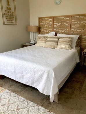 3 bedrooms, iron/ironing board, WiFi, bed sheets - 3-bedroom house in welcoming Holetown with WiFi, AC. Enjoy your stay (Holetown)