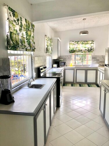 3-bedroom house in welcoming Holetown with WiFi, AC. Enjoy your stay