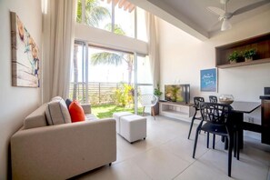Smart TV - Beach Loft in 5 Star Resort (Mangaiba Trairi)