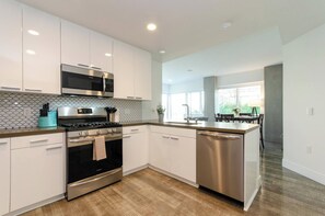 Private kitchen - City Skyline Views 3-Bed High-rise Apartment W/Rooftop Pool, Spa & Rooftop (Los Angeles)