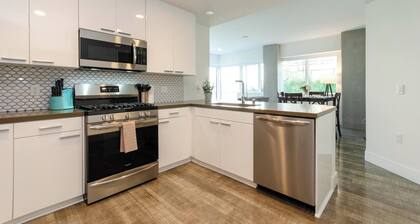 City Skyline Views 3-Bed High-rise Apartment W/Rooftop Pool, Spa & Rooftop Views