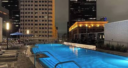 City Skyline Views 3-Bed High-rise Apartment W/Rooftop Pool, Spa & Rooftop