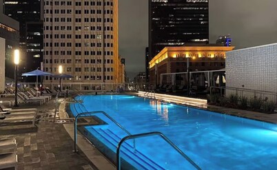 City Skyline Views 3-Bed High-rise Apartment W/Rooftop Pool, Spa & Rooftop