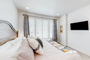 6 chambres, bureau, fer et planche à repasser, lit parapluie