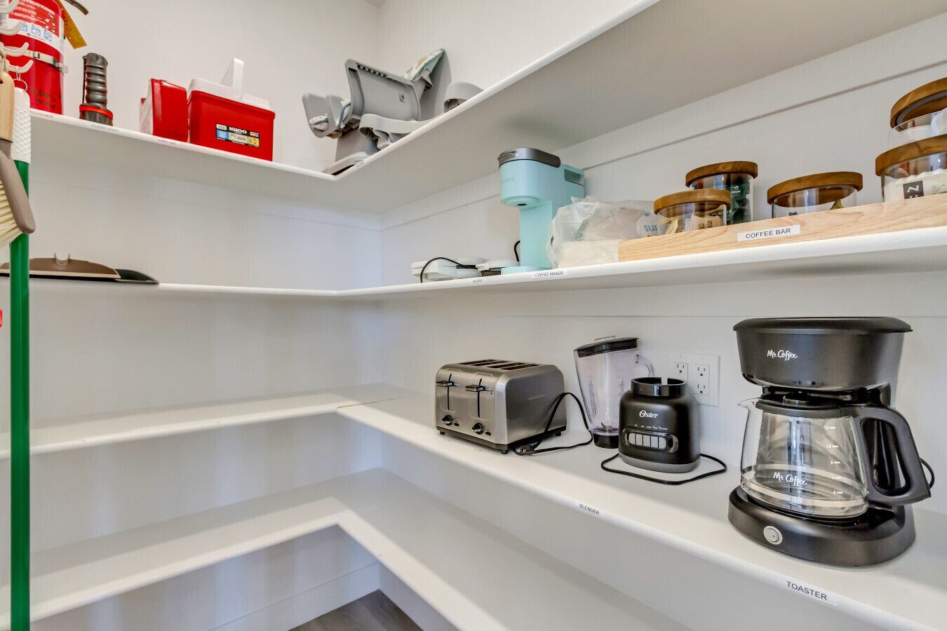 Une cuisine équipée d’un grille-pain, d’un mixeur, d’une machine à café et d’un espace dédié à la préparation du café.