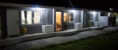 Habitación Deluxe doble, vistas a la piscina | Cortinas opacas y sistema de insonorización