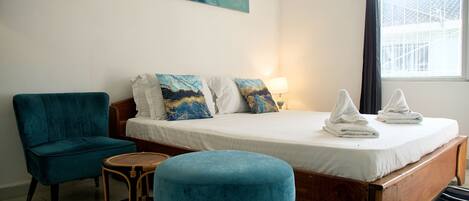 Dobbeltrom – deluxe, bassengutsikt | Blendingsgardiner, lydisolert, strykejern/-brett og wi-fi (inkludert)